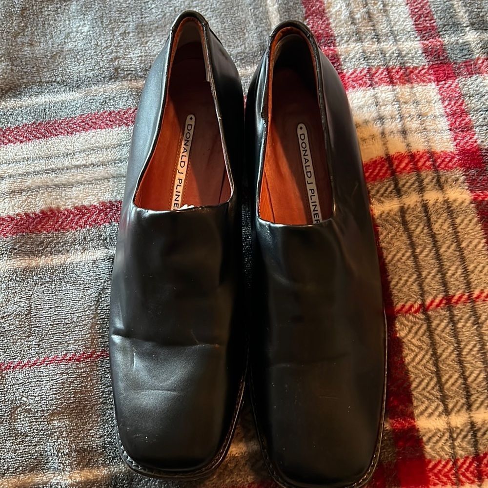 Donald J Pliner slip ons